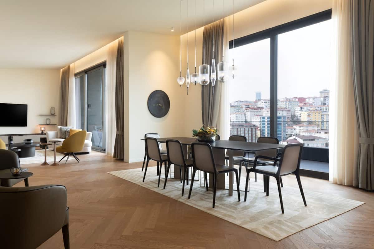 Penthouse - 5 sovrum - utsikt mot staden - hörn | Vardagsrum | 55-tums LCD-tv med kabelkanaler, tv och leksaker
