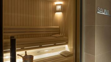 Una sauna con bancos de madera y un letrero que dice 'SAUNA'.