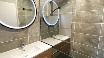 Douche, serviettes fournies, savon, shampoing