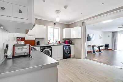 Luxury 7 beds 5 baths detached house with parking