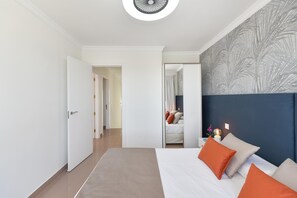 3 bedrooms, iron/ironing board, internet, bed sheets