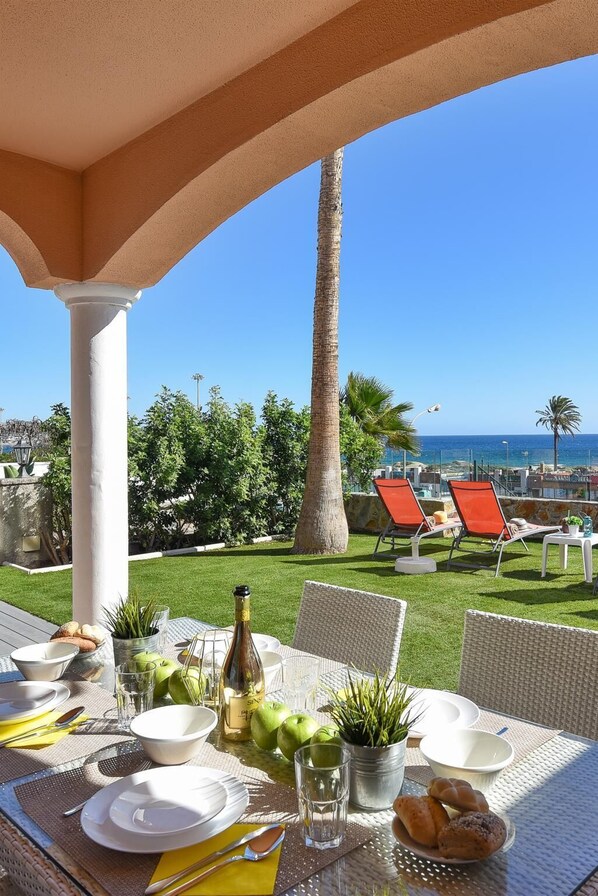 Outdoor dining - Chalet Santa Ana 2 by VillaGranCanaria (Playa del Ingles)