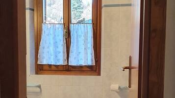 Dusche, Haartrockner, Bidet, Handtücher