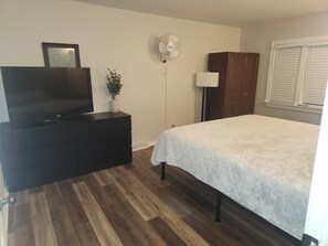 3 bedrooms, desk, iron/ironing board, free WiFi