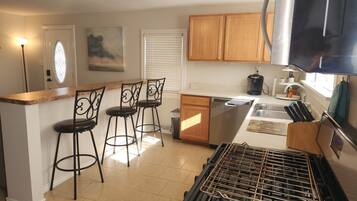 Full-size fridge, microwave, oven, stovetop