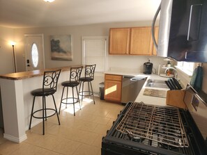 Full-sized fridge, microwave, oven, stovetop