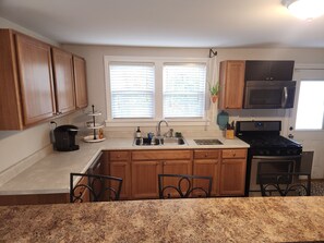 Full-sized fridge, microwave, oven, stovetop