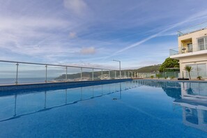 Outdoor pool - Cliffs Apartment - Astonishing bay view (Sesimbra)