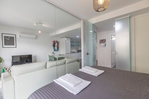 1 habitación, decoración personalizada y muebles diferentes 