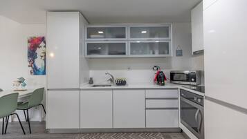 Departamento | Cocina privada | Refrigerador con congelador, microondas, horno y parrilla de estufa