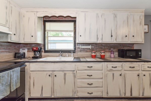 Lemari es besar, kompor, dan mesin pencuci piring