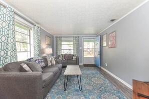 Smart TV 55-inci dengan saluran TV digital, TV, dan Netflix