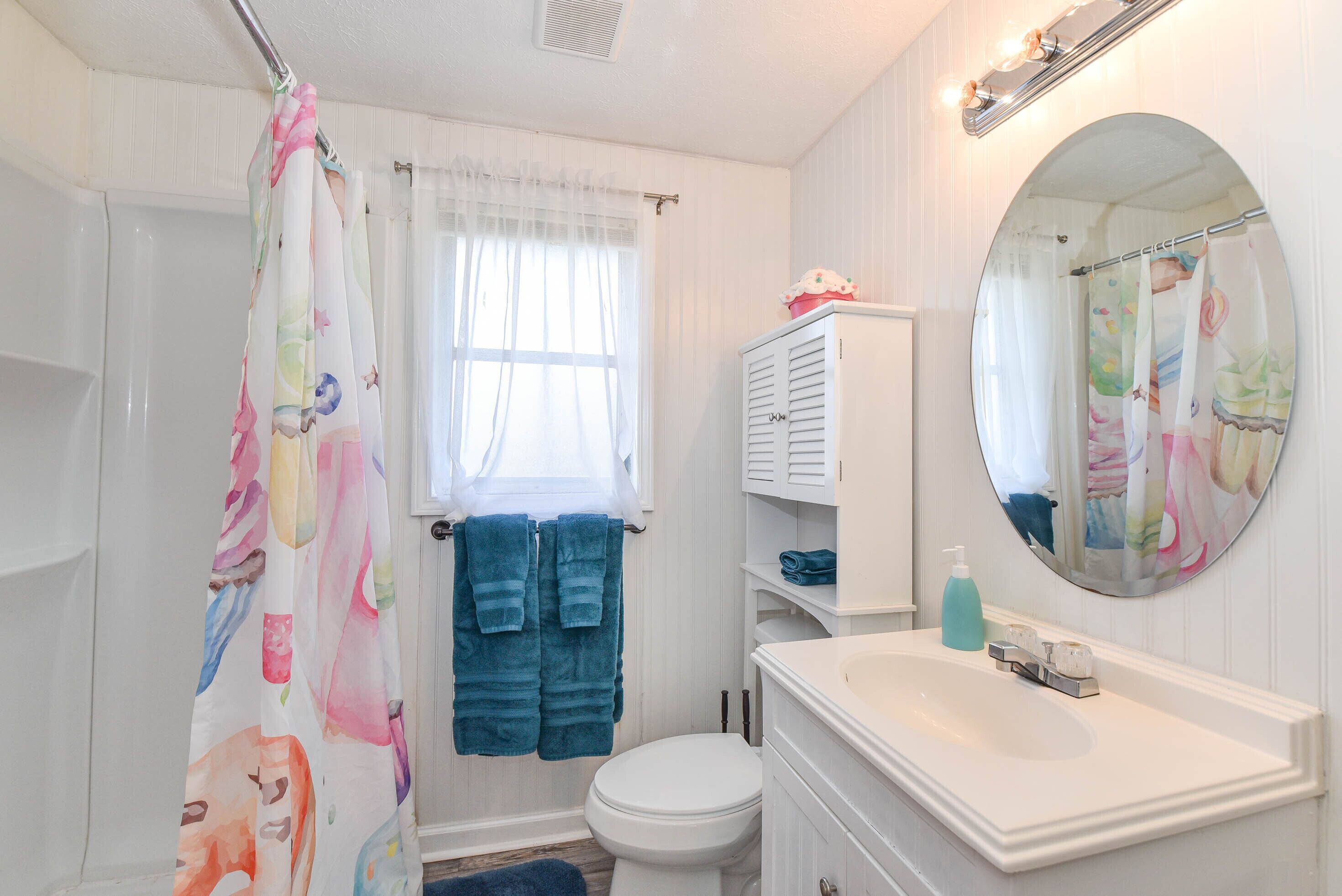 Business House | Bathroom | Shower, free toiletries, hair dryer, towels
