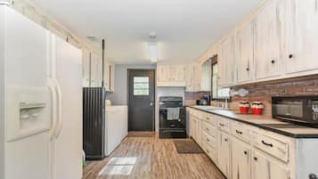 Business House | Private kitchen | Full-size fridge, stovetop, dishwasher, coffee/tea maker