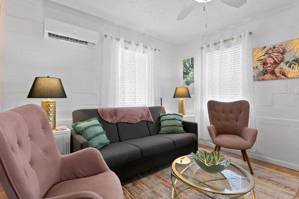 The Pink Oasis     WATERFRONT 1 bed Apt
