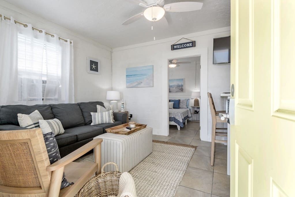 1Bed 1Bath WATERFRONT Apt by Downtown