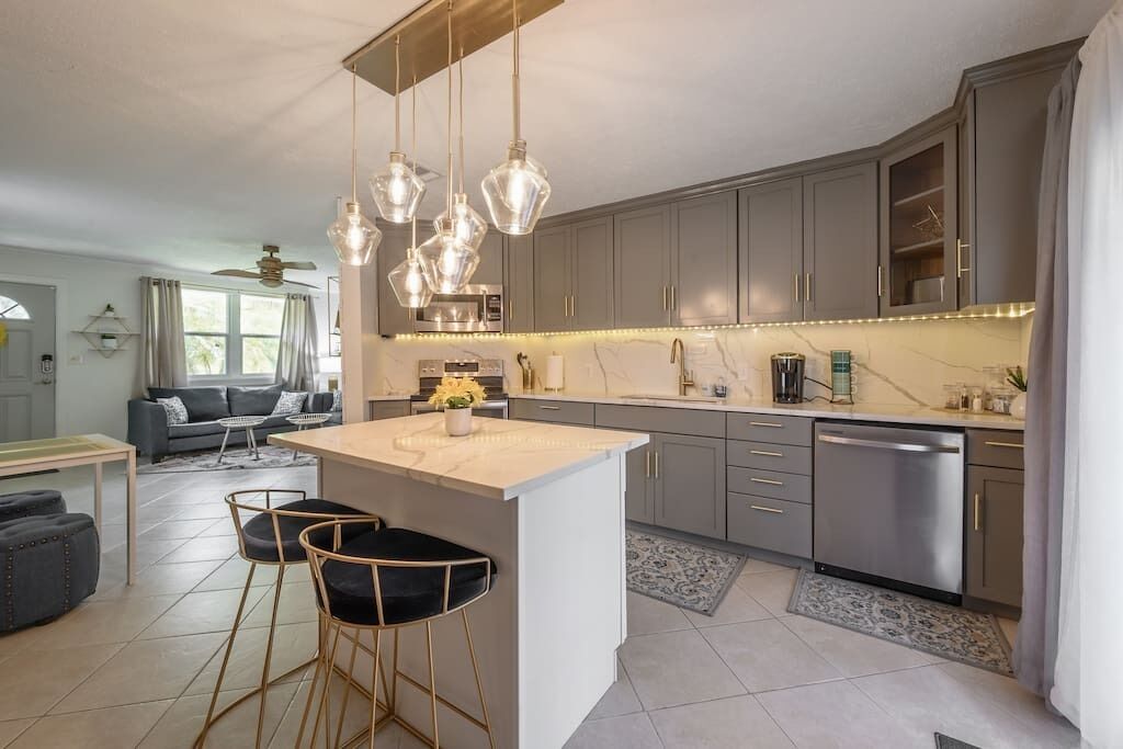 Golden Greek & Dexters Cottage - Near downtown!