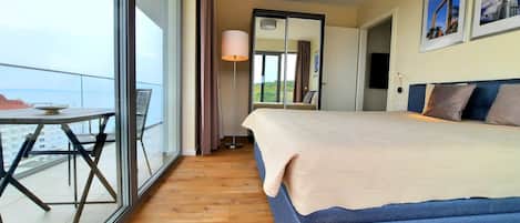 2 bedrooms, in-room safe, desk, iron/ironing board