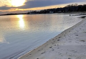 In Strandnähe, Liegestühle, Strandtücher
