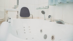 Executive Suite | Bathroom - J's Place (Abuja)