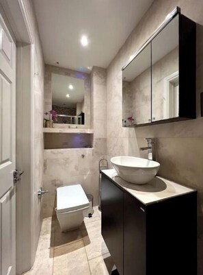 Shower - 1 Bed flat, parking, desk with a view! (London)