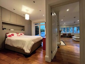 1 soverom, skrivebord og wi-fi