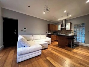 Living area - 1 Bed flat, parking, desk with a view! (London)