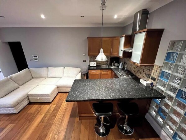 Private kitchen - 1 Bed flat, parking, desk with a view! (London)
