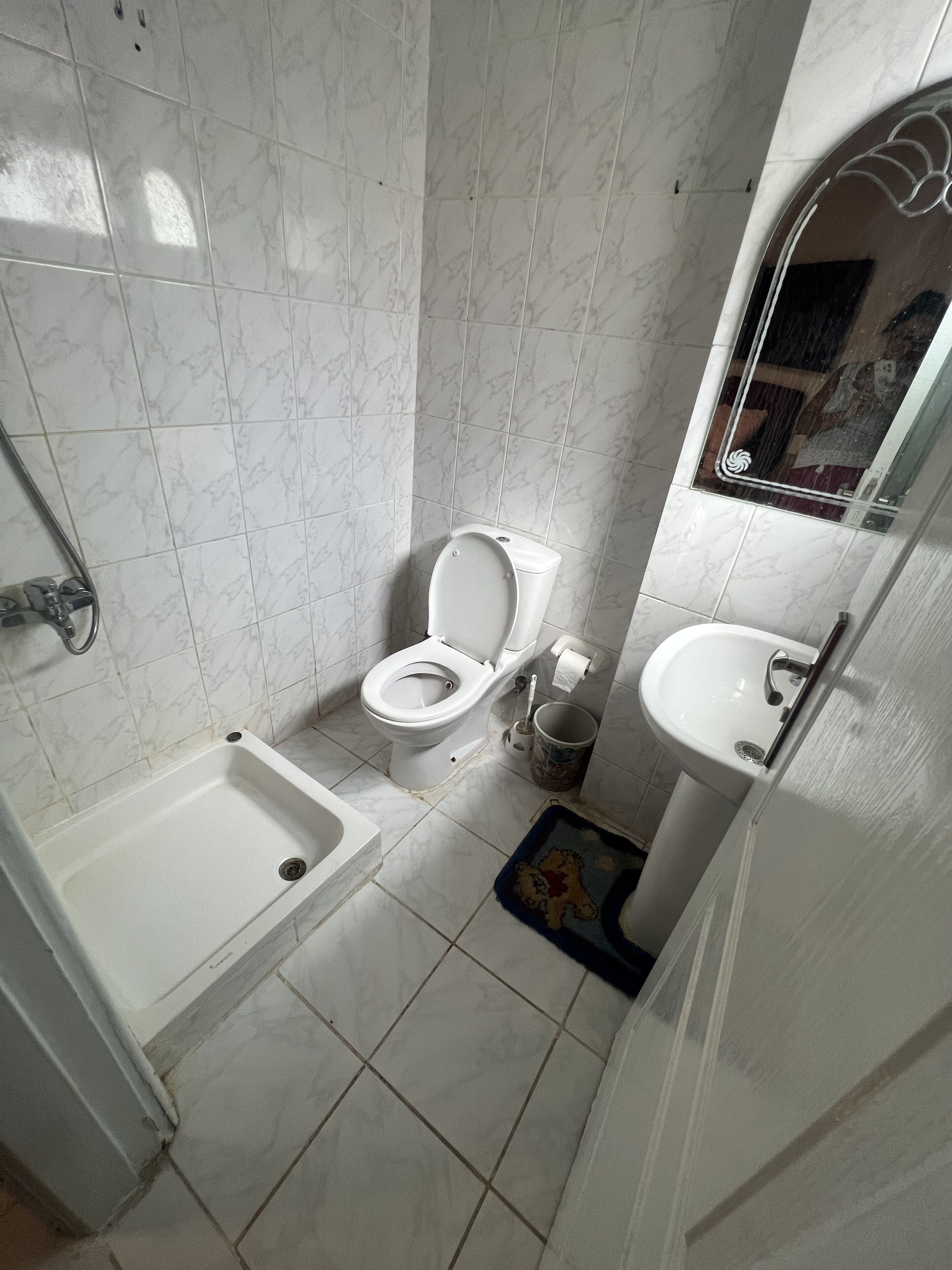 Baignoire, serviettes fournies, papier de toilette