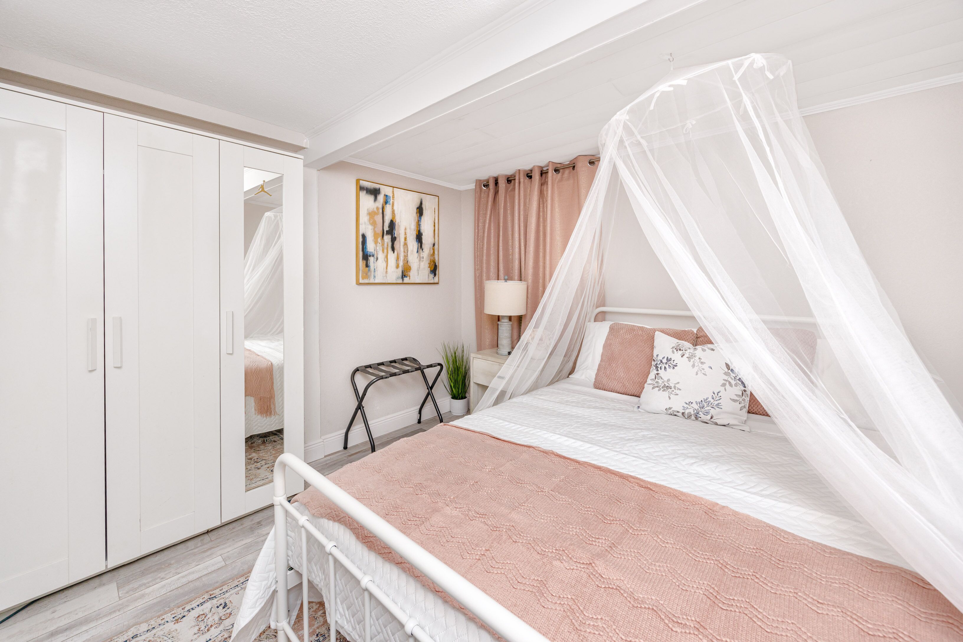 2 habitaciones, tabla de planchar con plancha y cuna de viaje 