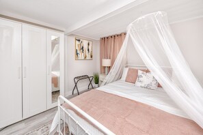 2 habitaciones, tabla de planchar con plancha y cuna de viaje 