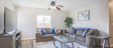 Smart TV, fireplace