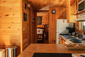 Fridge, microwave, oven, stovetop - Wahoo Cabin - Table Rock, Jones Gap, Caesar’s Head, Pretty Place Chapel  (Cleveland)