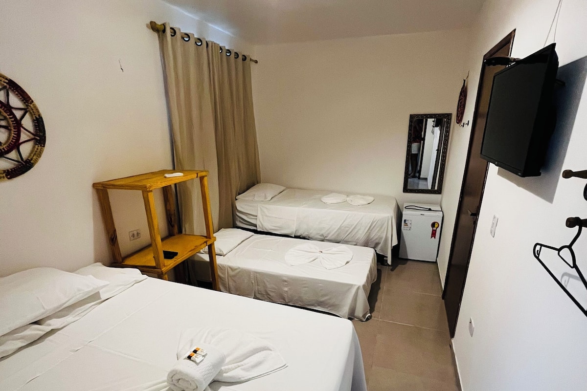 Traditionelt værelse til 4 personer | Badeværelse | Bruser, gratis toiletartikler, hårtørrer, håndklæder