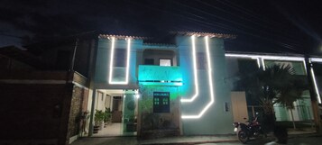 Fachada de la propiedad por la tarde o noche