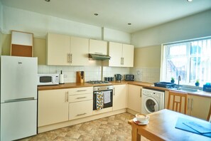 Fridge, microwave, oven, stovetop - Delightful 2 bed apartment - sleeps 5 - Birkdale Village (Southport)