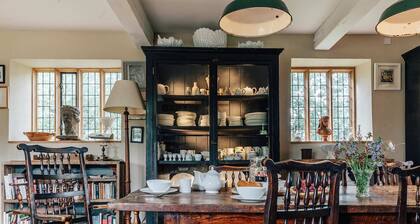 Lavish Tudor Hall & Gardens - Sleeps 14!