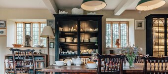 Lavish Tudor Hall & Gardens - Sleeps 14!