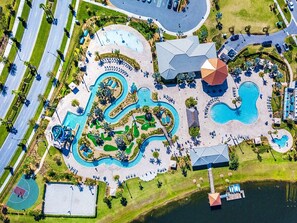 Una piscina al aire libre, una piscina climatizada