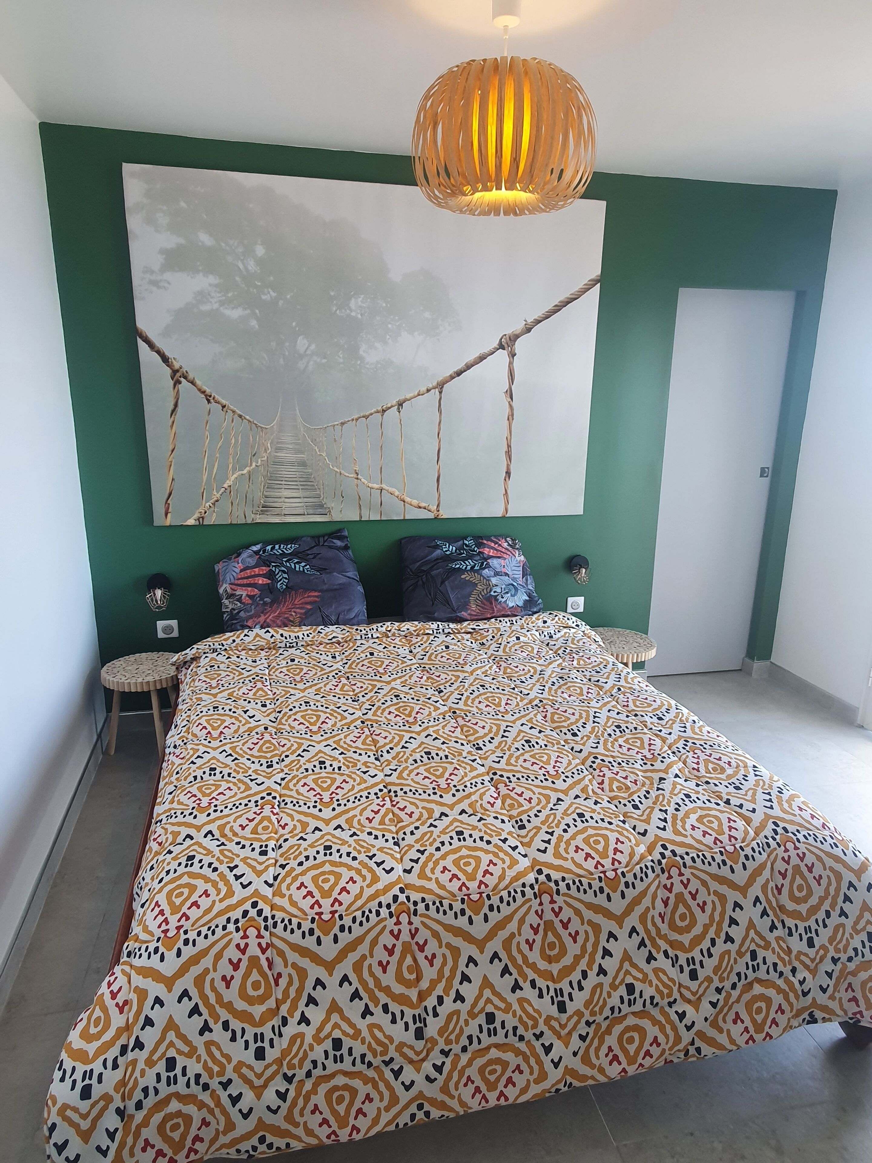 4 habitaciones, tabla de planchar con plancha y cuna de viaje 