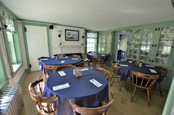 Dining - Room 02 - Queen & Twin Room (Francestown)