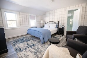 1 habitación, tabla de planchar con plancha y ropa de cama