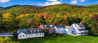 Spacious room with Queen bed and pullout couch - Dog Friendly!