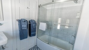تجهيزات دش، مجففات شعر، مناشف، صابون