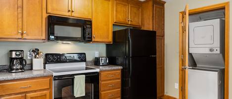 Kylskåp, mikrovågsugn, ugn och spishäll