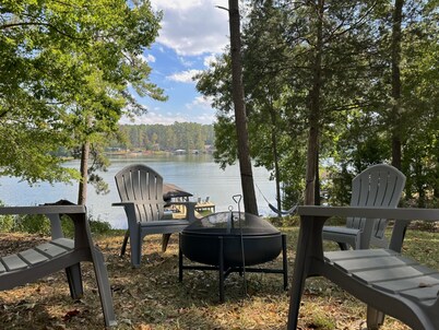 Peachy Pines - Serene Lakefront Cottage w/ Dock