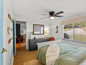3 bedrooms, iron/ironing board, free WiFi, bed sheets - Peachy Pines - Serene Lakefront Cottage w/ Dock (Sparta)