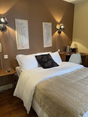 Comfort Double Room | Hypo-allergenic bedding, blackout curtains, soundproofing, travel cot - Hotel Restaurant le grand monarque (Donzy)