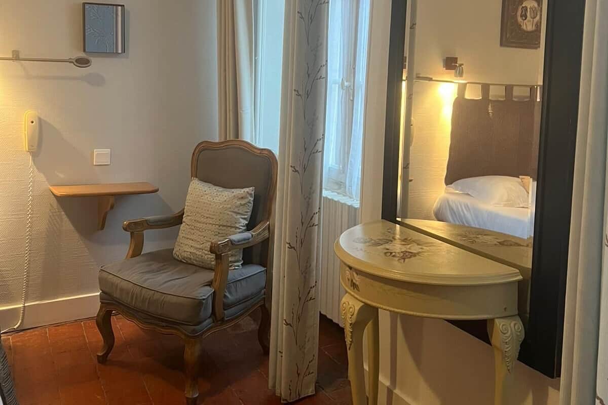 Literie hypoallergénique, rideaux occultants, chambres insonorisées