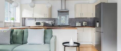 Fridge, oven, stovetop, dishwasher